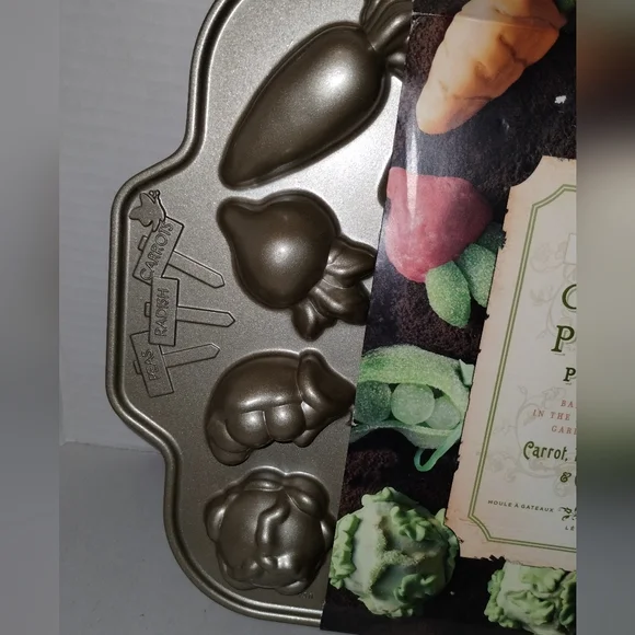 NWT Williams-Sonoma Nordic Ware Garden Patch Plaque Cakelet Pan